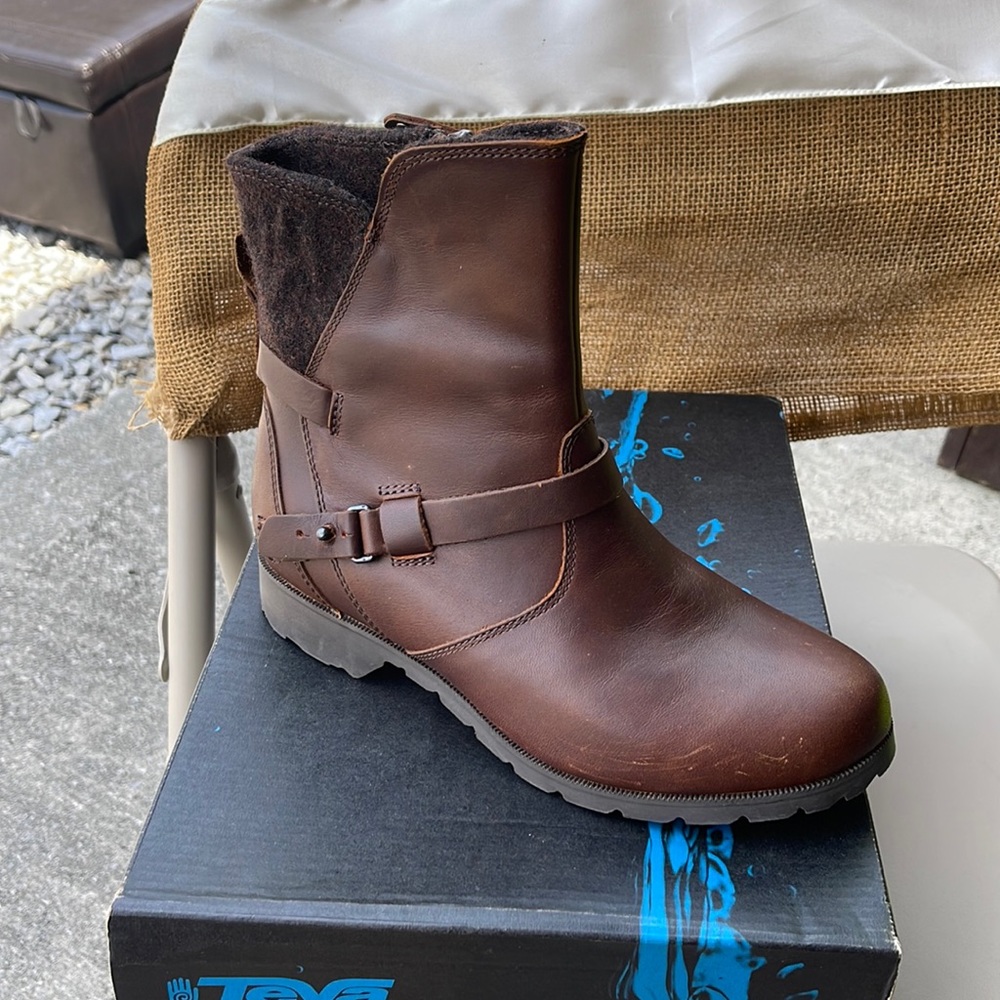 Teva Delavina low style leather boot size 6.5 NIB